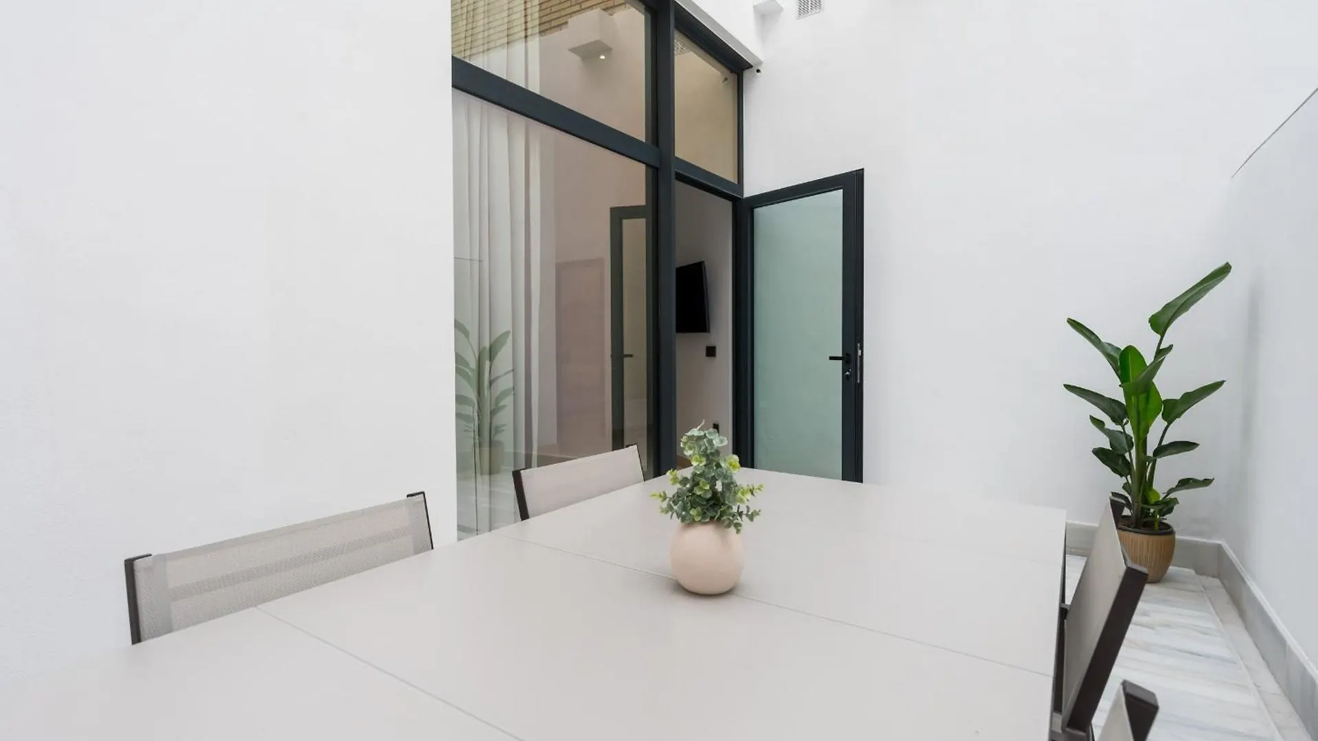 New Design Apartment - Private Patio - Gallos 2 Sewilla Hiszpania