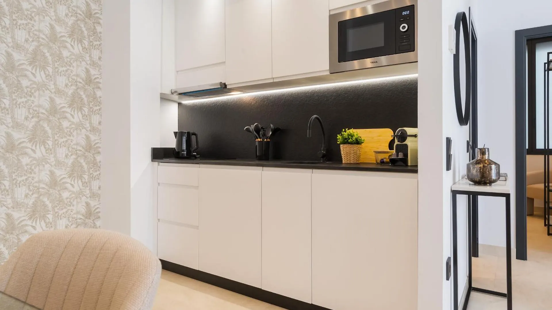 New Design Apartment - Private Patio - Gallos 2 Seville 0*,  Spain