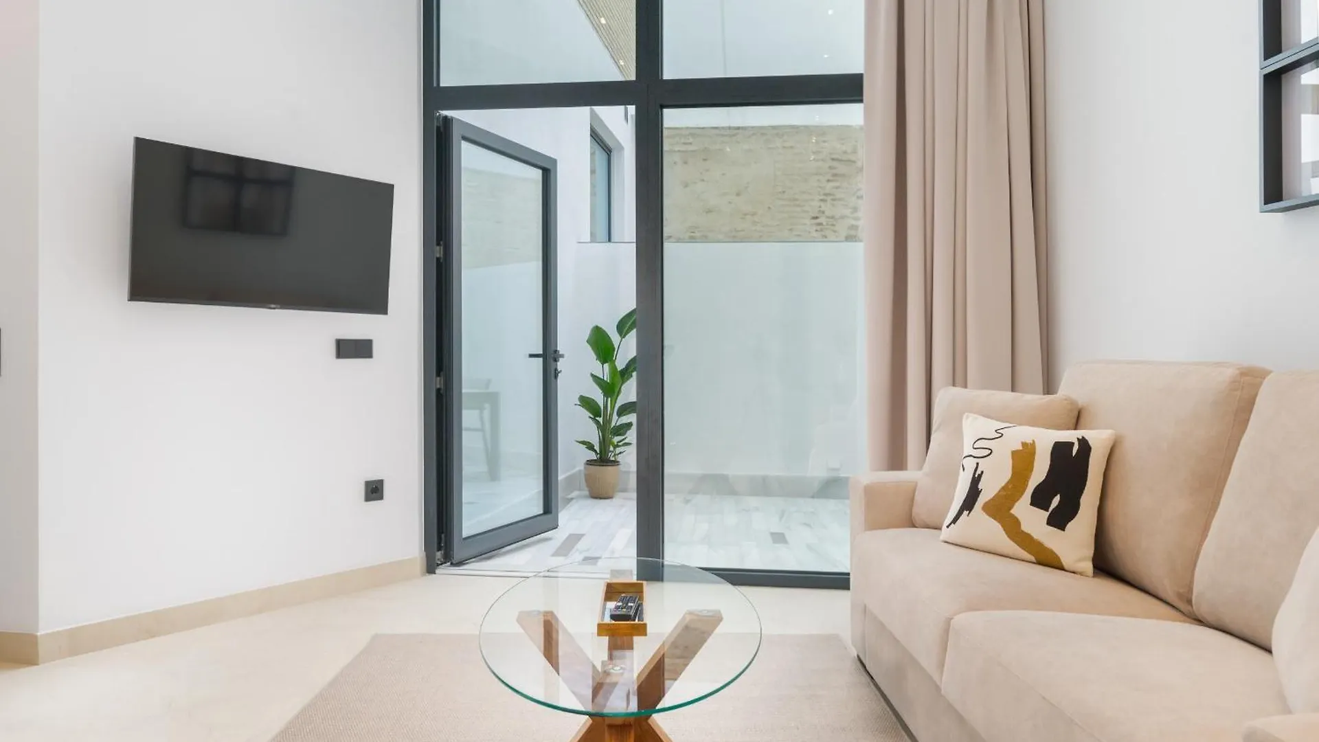 New Design Apartment - Private Patio - Gallos 2 Seville