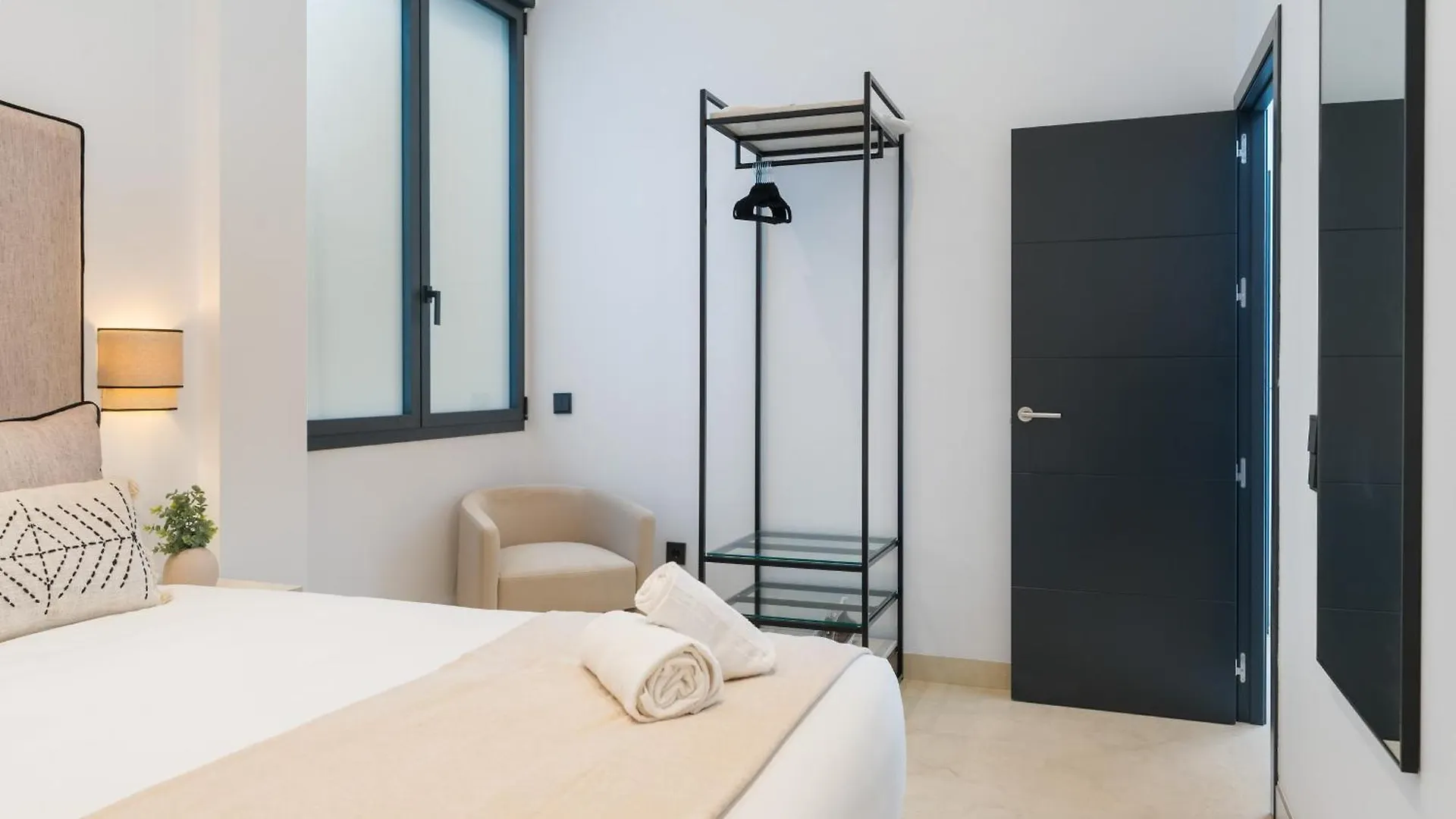 New Design Apartment - Private Patio - Gallos 2 Seville