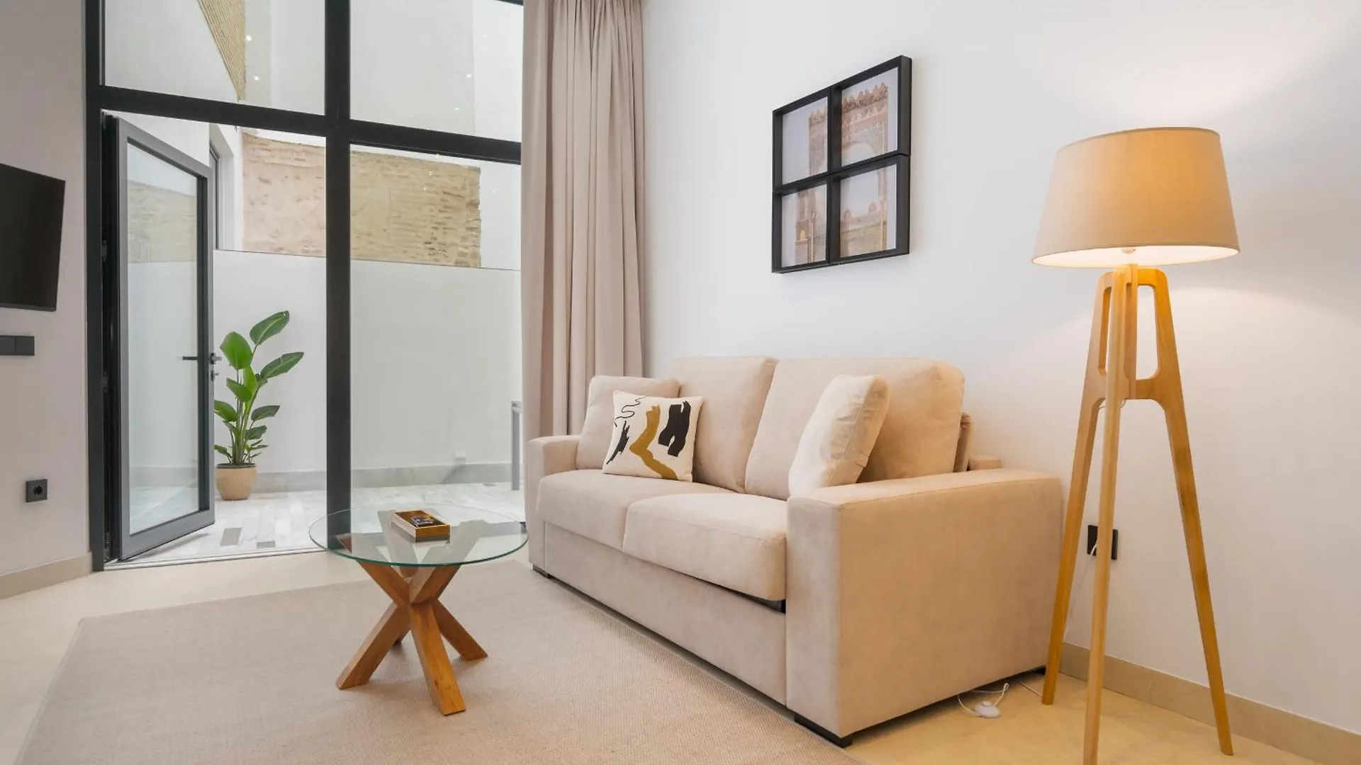 New Design Apartment - Private Patio - Gallos 2 Seville