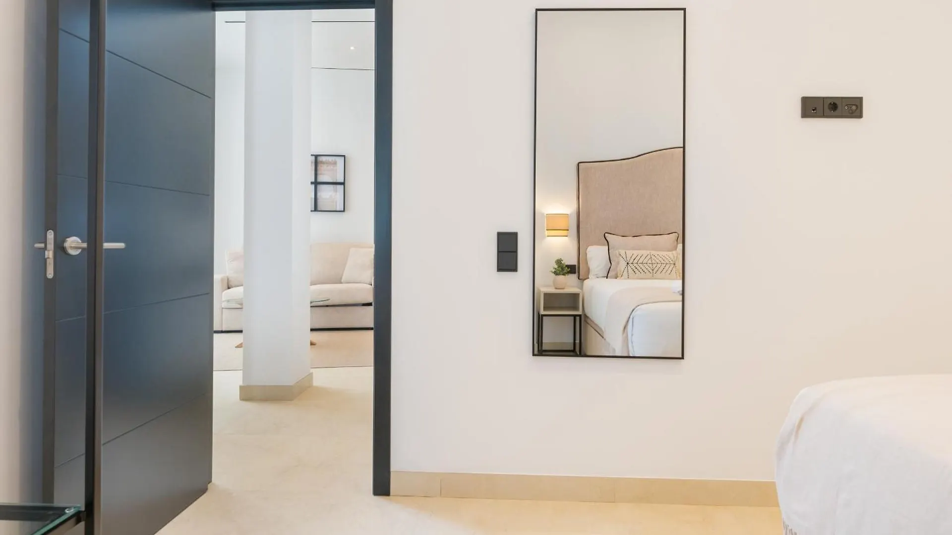 New Design Apartment - Private Patio - Gallos 2 Seville
