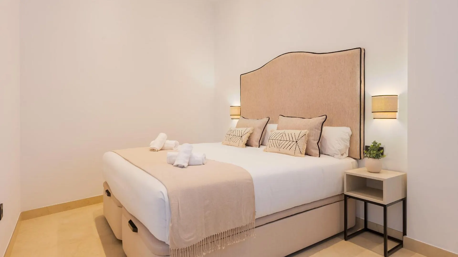 New Design Apartment - Private Patio - Gallos 2 Seville