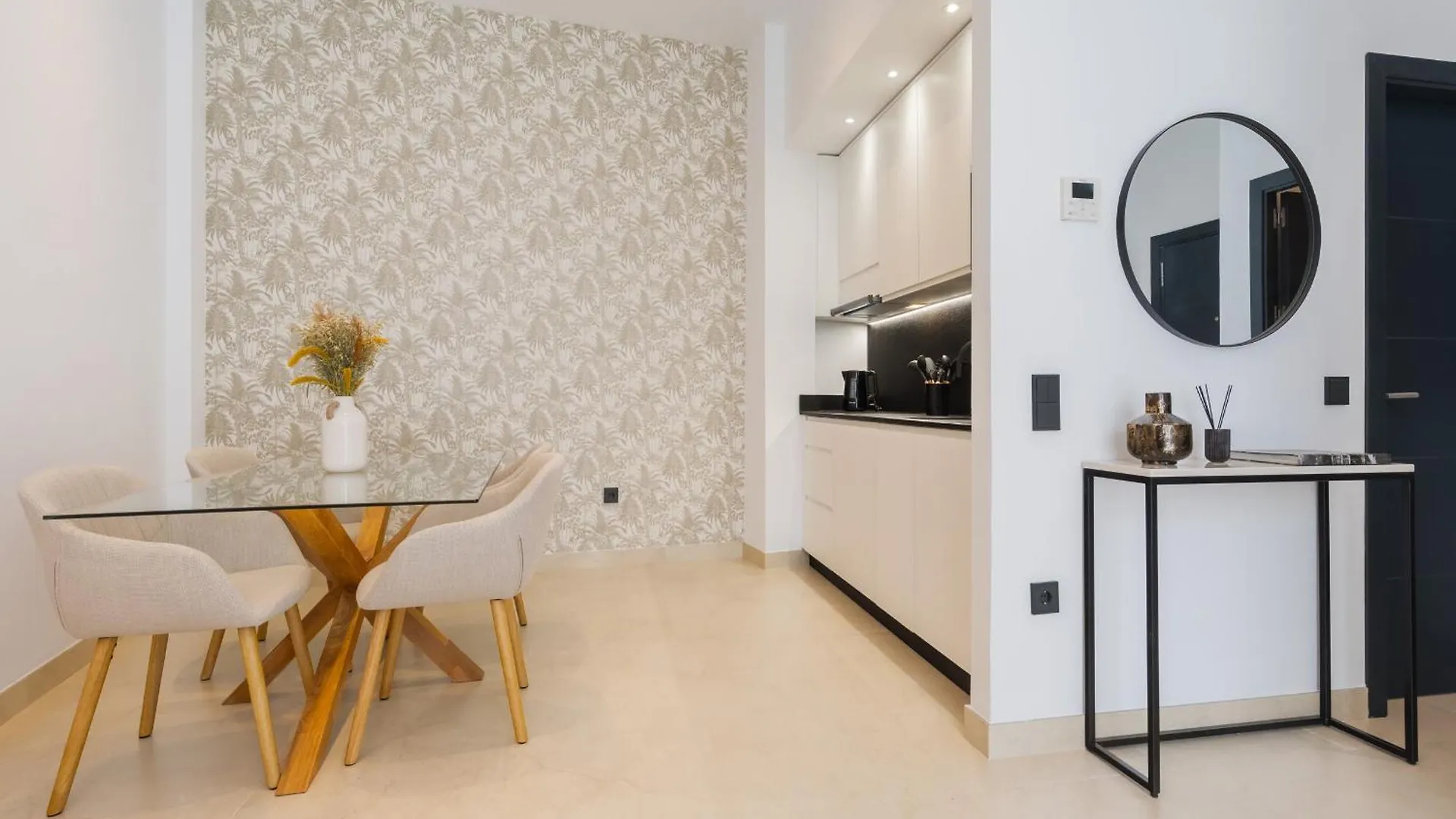New Design Apartment - Private Patio - Gallos 2 Seville