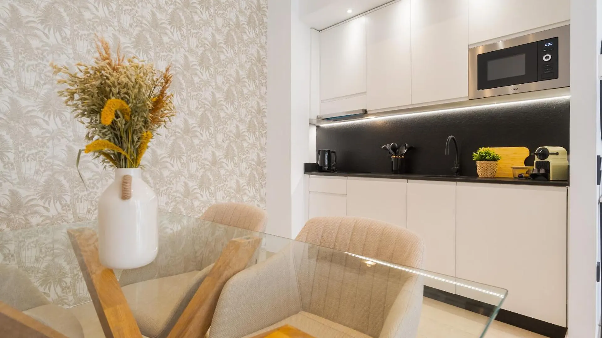 New Design Apartment - Private Patio - Gallos 2 Seville