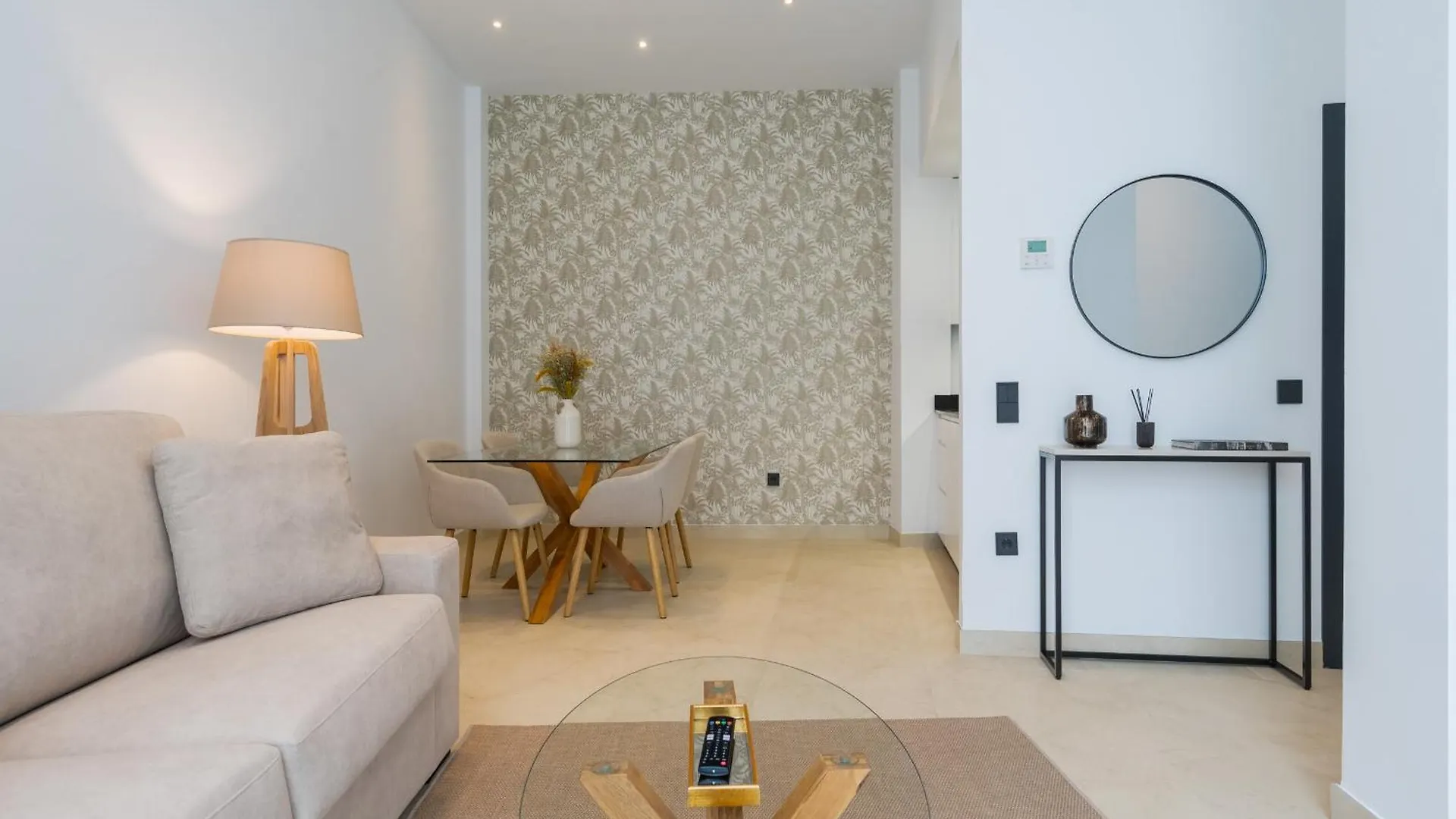 New Design Apartment - Private Patio - Gallos 2 Seville
