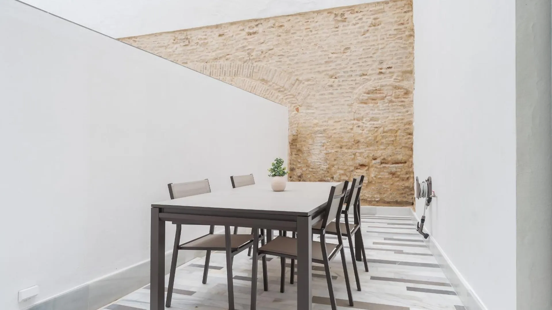 New Design Apartment - Private Patio - Gallos 2 Sevilla