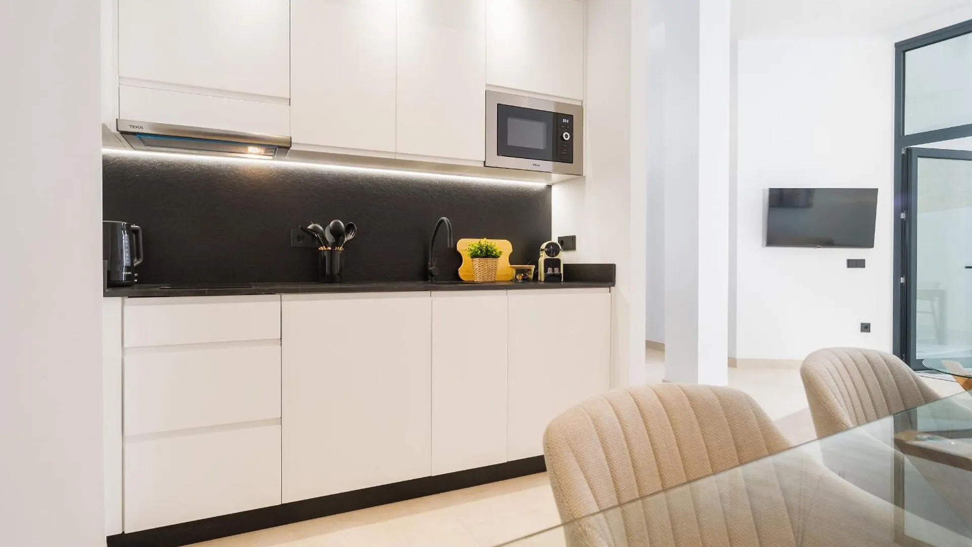 New Design Apartment - Private Patio - Gallos 2 Sevilla 0*,  Spanyolország